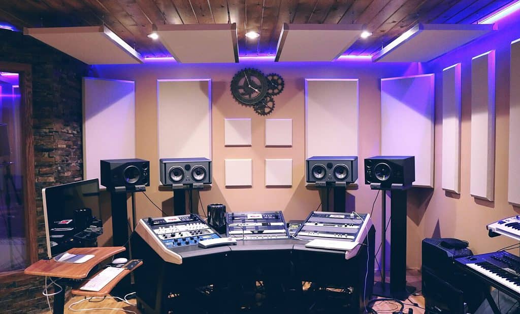 Placement des panneaux acoustiques muraux dans un studio son et vidéo
